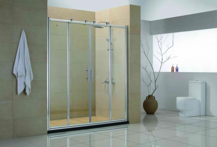 Mała łazienka z kabiną prysznicową szklane drzwi prysznic ze strumieniem deszczowym białe płytki podłogowe