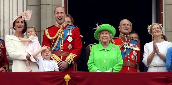famille royale sur le balcon de la reine Elizabeth