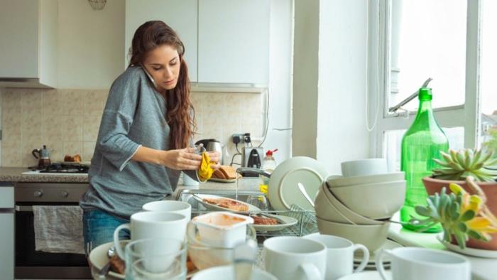 conseils de cuisine femme laver la vaisselle en téléphonant