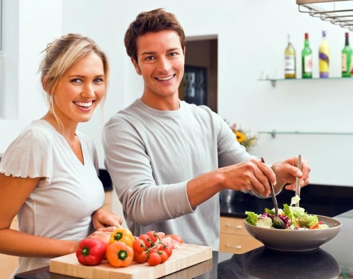 Conseils de cuisine jeunes amoureux cuisiner des aliments sains en salade