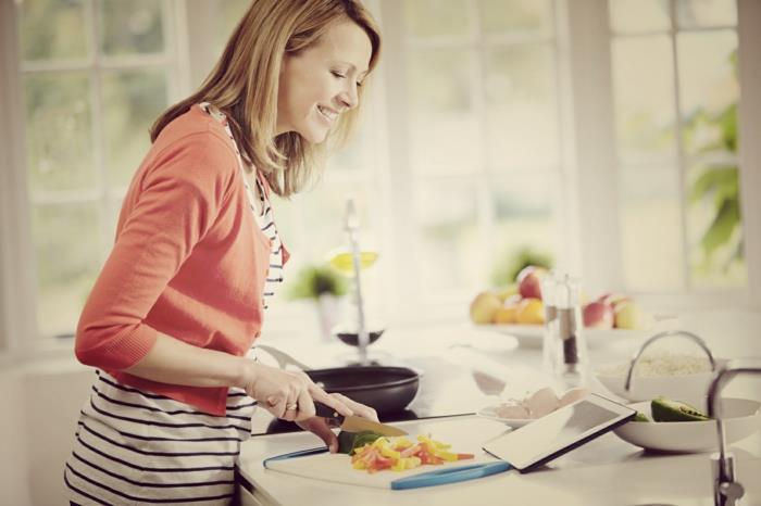 Conseils de cuisine cuisine femme lisant une recette de légumes