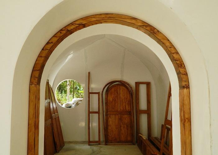 bâtiment écologique conception de couloir intérieur arcades en bois maison hobitt