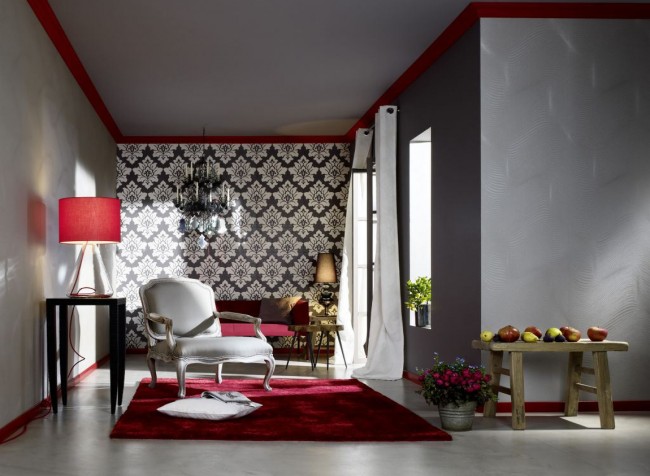 Kombinovaná tapeta do haly. Nápadná kombinace damaškového vzoru a tmavě šedé a červené barvy