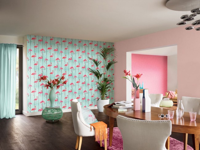 Frivolní výzdoba pokoje s růžovou a modrou tapetou plameňáka