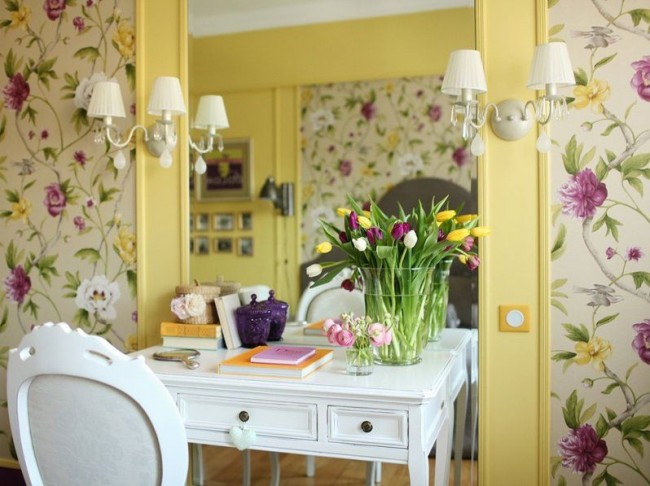 Žlutá tapeta, žluté lišty a jarní květinový vzor