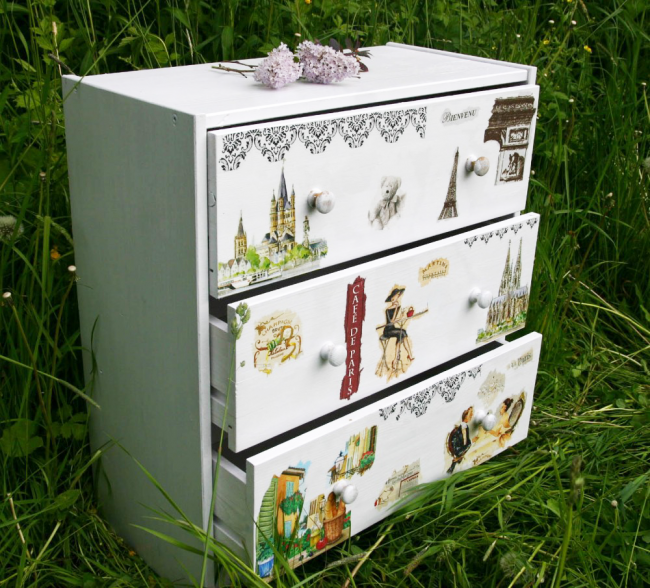 Decoupage ozdobí monofonní skříň