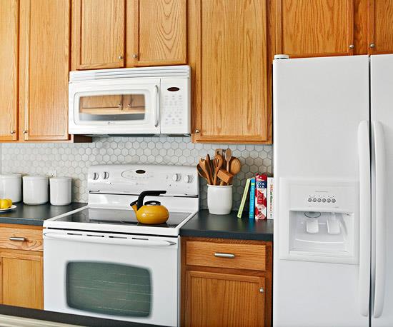 kuchnie kompaktowe białe lustro kuchenne drewno