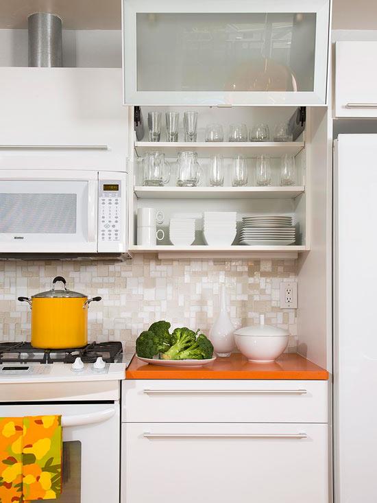 Kompaktowe kuchnie białe półki kuchenne z lustrem szafa