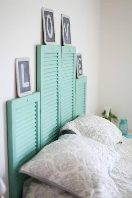 tête de lit couleur turquoise bois vieux volets idées déco pour la chambre