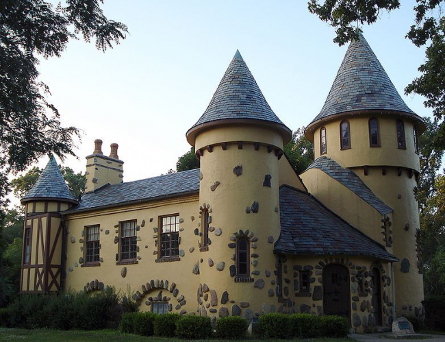 Огромно имение в декорация на замъка