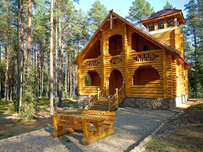 Дървена дървена къща в руски стил