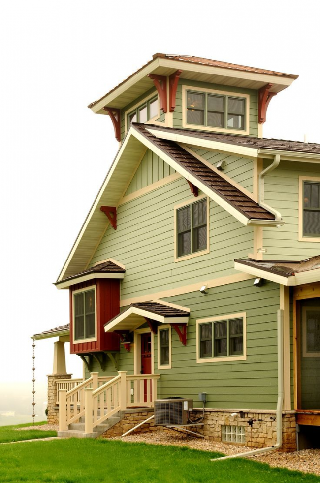 Хубава къща от боядисан дървен материал с квадратна кула