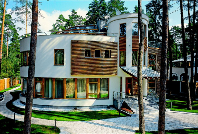 Селска стилна къща с кръгла кула