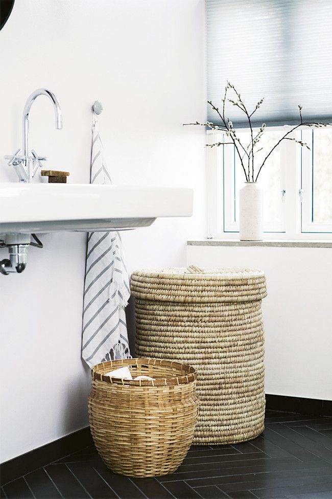 Proutí vyrobené z přírodních materiálů: bambus, vinná réva nebo řasy, koše na prádlo - mohou dobře ozdobit interiér většiny koupelen
