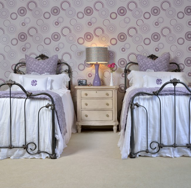 Коващите елементи и лилавият цвят се хармонизират перфектно в дизайна на спалнята