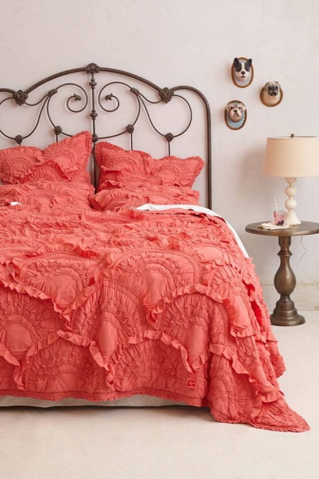Леглата от ковано желязо се вписват идеално в класическия интериор на спалнята и й придават европейска аристокрация.