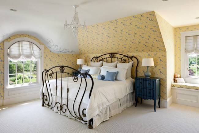 Грациозното тъкане на легло от ковано желязо ще подчертае индивидуалността на къщата и добрия вкус на собственика.