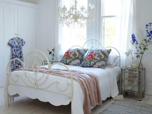 Бяло легло от ковано желязо в перфектна хармония с интериора на спалнята в стил Прованс