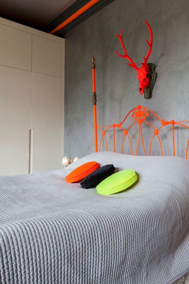 Ефектна комбинация от ярки интериорни детайли и сив фон в спалня в стил фюжън