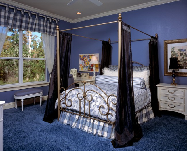 Синият цвят в дизайна на спалнята има успокояващ ефект върху тялото.