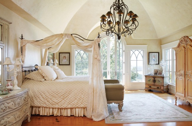 Легло с балдахин от ковано желязо ще се впише идеално в спалня във венециански стил