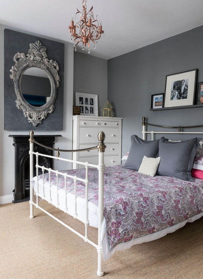Интересно легло от ковано желязо с хромирани елементи в дизайна на сива спалня
