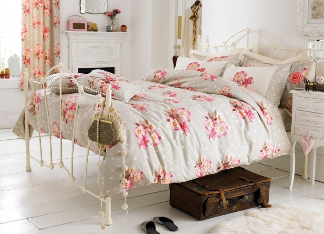 Перфектна комбинация от единично легло с елементи на коване и интериор на спалня в стил Прованс