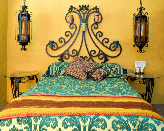 Ковани мебели в интериора на спалнята в средиземноморски стил