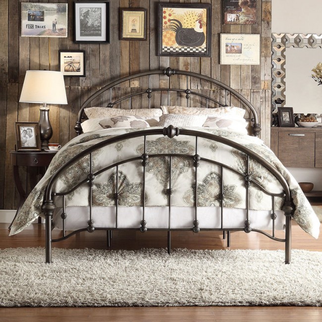 Леглото от ковано желязо ще бъде достойна украса на всяка спалня