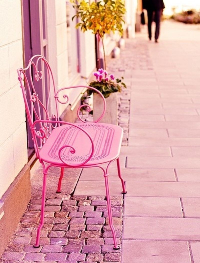 المقعد الرقيق المصنوع من الحديد المطاوع باللون الوردي قادر على إضفاء لمسة فرنسية أنيقة
