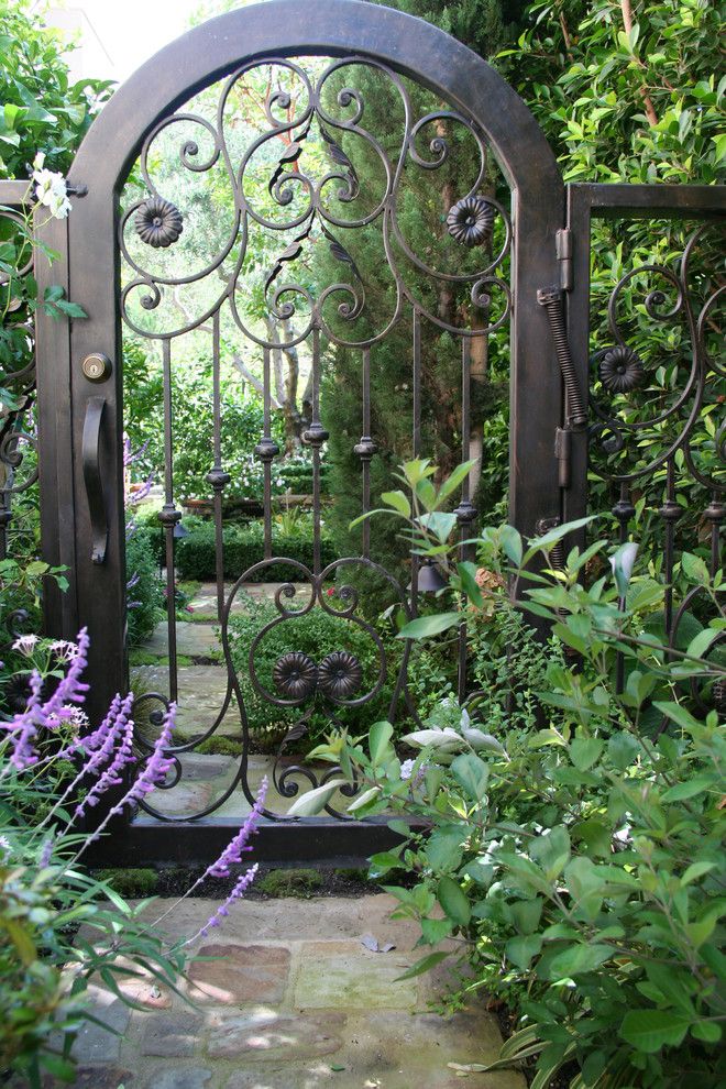 Независимо от обстоятелствата, вратите от ковано желязо трябва да бъдат един от основните претенденти за монтаж във вашия двор.