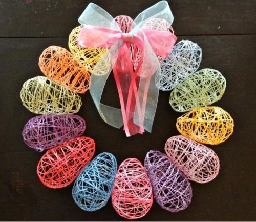 couronne oeufs colorés pâques arc fil fait maison
