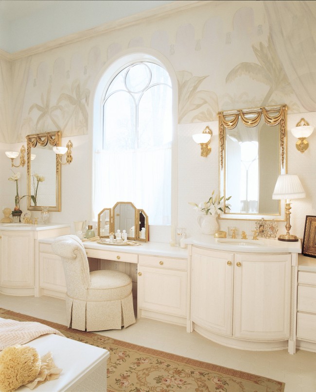 Badezimmer in einem echten klassischen Stil eingerichtet. Die Anforderungen an die Größe des Raumes für diesen Stil sind ziemlich ernst.