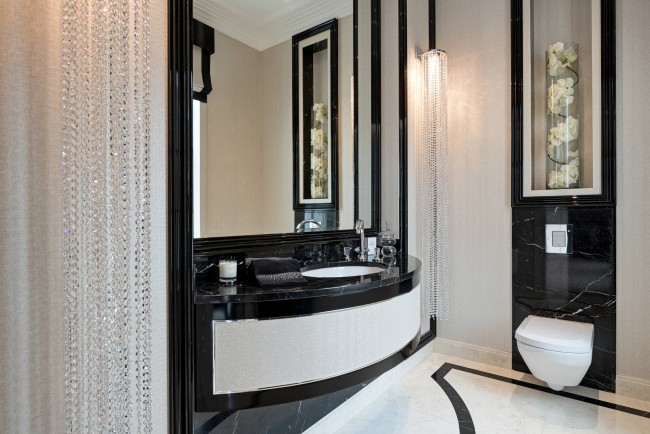 Art-Deco-Schwarz-Weiß-Badezimmer