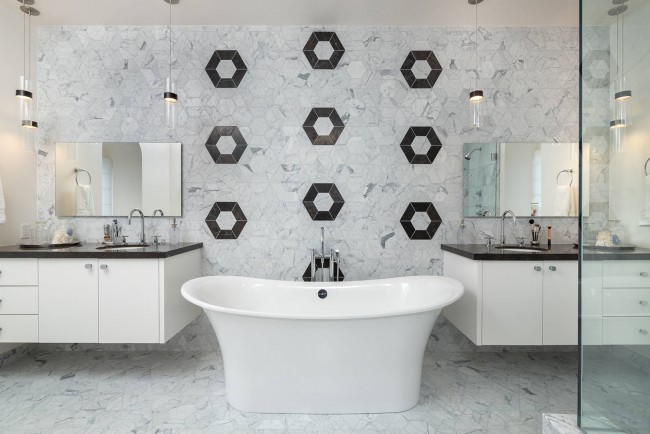 Symmetrische Komposition eines modernen Badezimmers