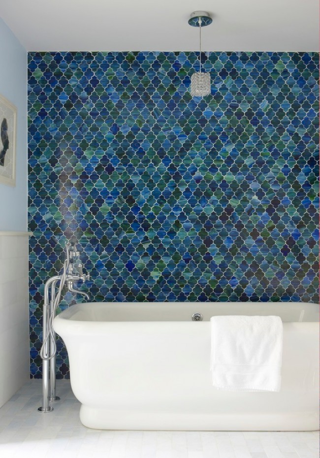 Ein mediterranes Einrichtungselement, das ein betont schlichtes Bad nicht überfordert: prätentiöse Glasmosaiken in Blau- und Grüntönen