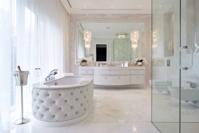 Ein Fokus auf persönlichen Komfort und Luxus in einem ganz in Weiß gehaltenen Badezimmer der Hollywood Regency