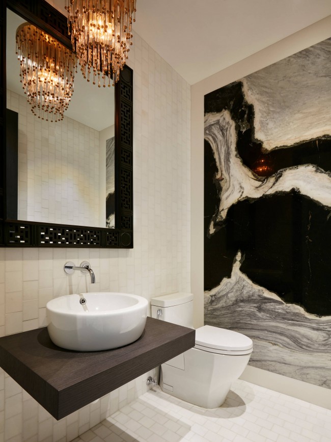 Eklektisches modernes Badezimmer-Interieur mit einigen Art-Deco-Akzenten