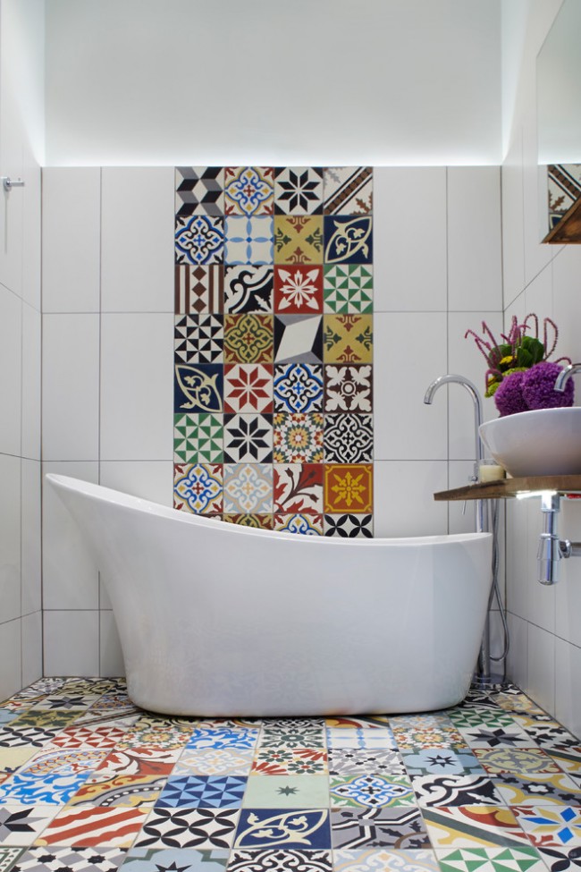 Mediterrane Stilelemente in einem kompakten modernen Bad