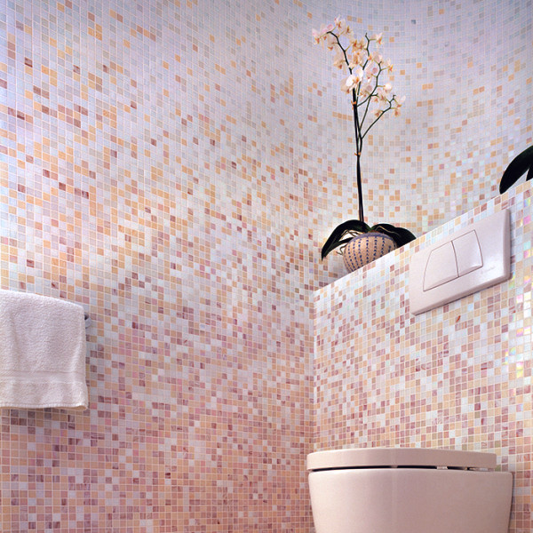 Weicher Übergang bei Quarz-Mosaikfliesen von Pink zu Lila-Blau: So wird laut Pantone das relevanteste Badezimmer 2016 aussehen