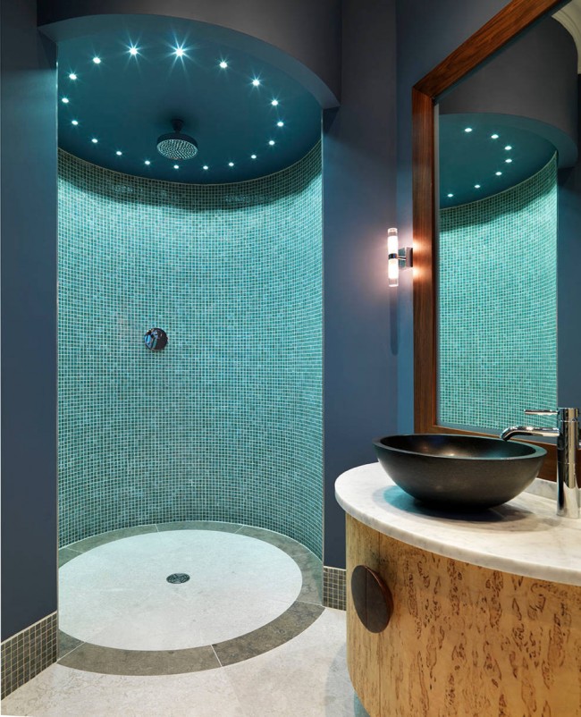Blaugrünes Glasmosaik in einem modernen Duschraum