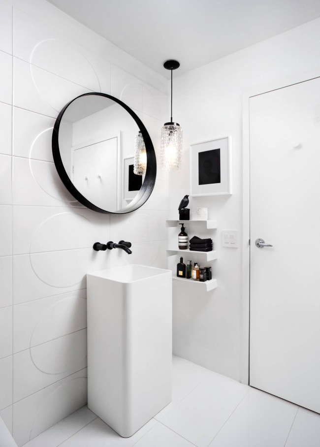 Schwarz-weißes minimalistisches Badezimmer