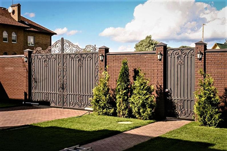 Kamenný plot pro soukromý dům - fotografie