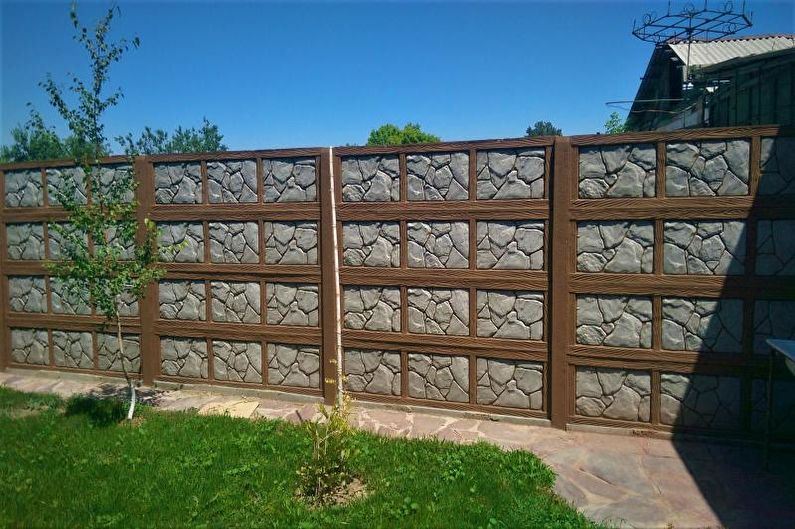 Železobetonový plot pro soukromý dům - fotografie