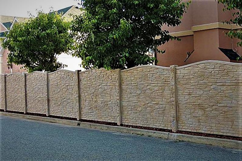 سياج من الخرسانة المسلحة لمنزل خاص - الصورة