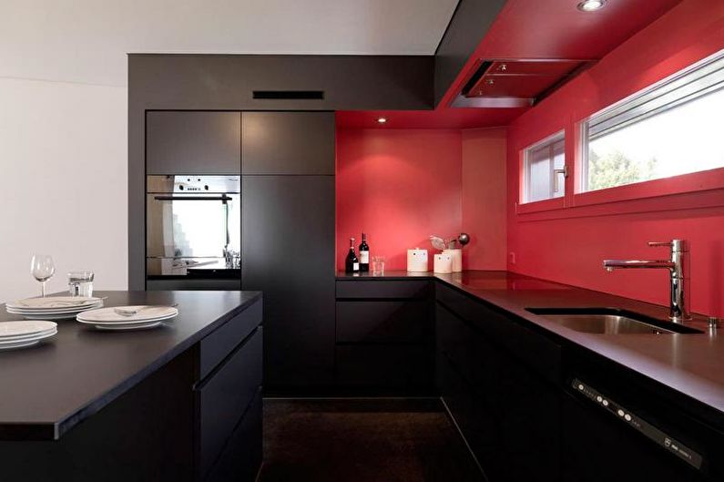 Minimalistická kuchyně v červené a černé barvě - interiérový design