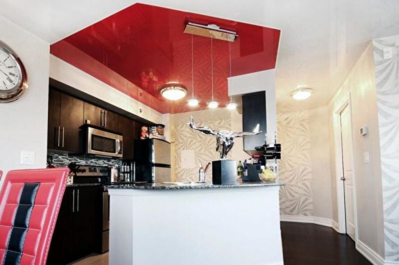 Červený a černý design kuchyně - výzdoba a osvětlení