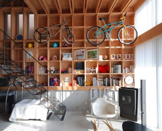 Fahrräder von der Decke in einer Wohnung im Industriestil befestigen