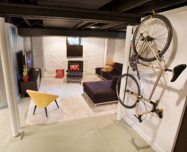 Die vertikale Position des Fahrrads relativ zum Boden und parallel zur Wand ist vorteilhaft, um in einer kleinen Wohnung Platz zu sparen