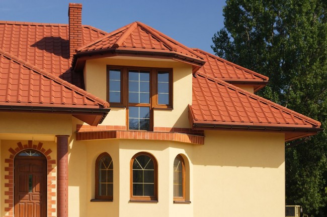 Металната керемида е идеална за подреждане на покрива на частна къща